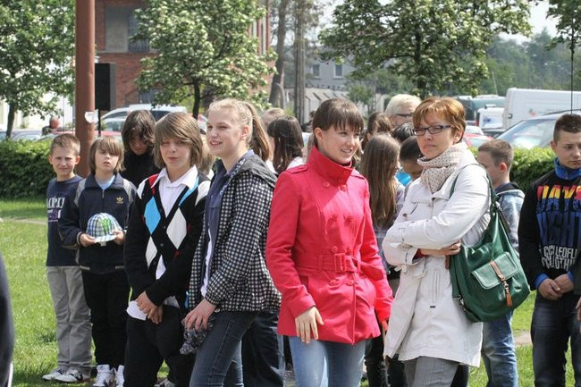 Młodzież pod pomnikiem (zdjęcia)