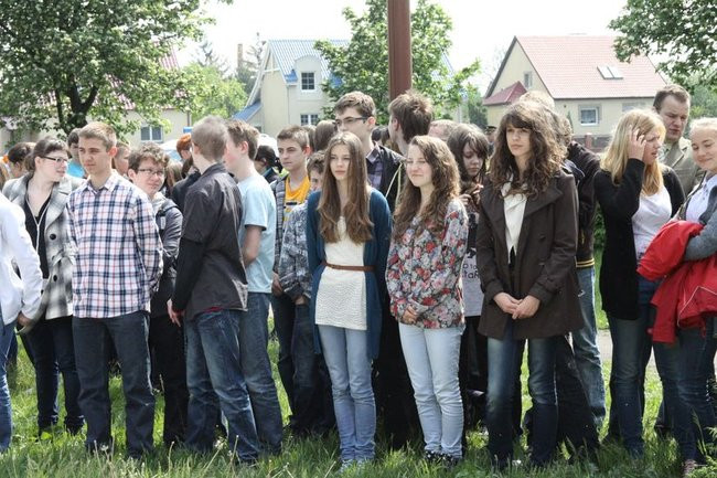 Młodzież pod pomnikiem (zdjęcia)