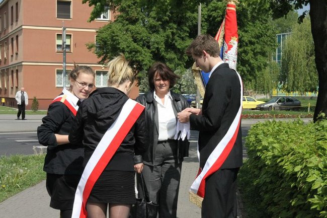 Młodzież pod pomnikiem (zdjęcia)