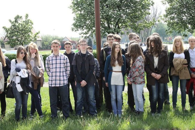 Młodzież pod pomnikiem (zdjęcia)