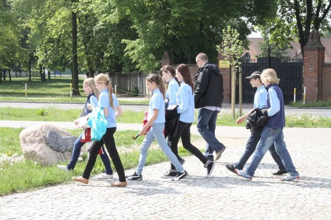 Młodzież pod pomnikiem (zdjęcia)