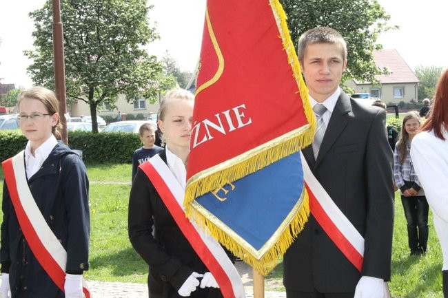 Młodzież pod pomnikiem (zdjęcia)