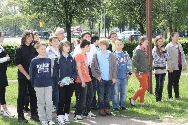 Młodzież pod pomnikiem (zdjęcia)