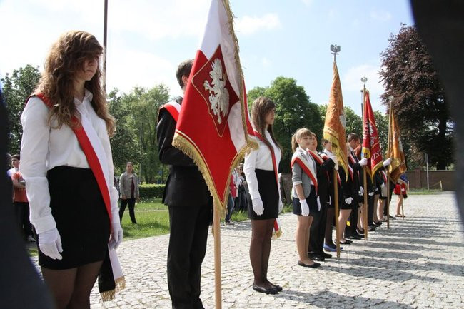 Młodzież pod pomnikiem (zdjęcia)