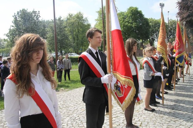Młodzież pod pomnikiem (zdjęcia)