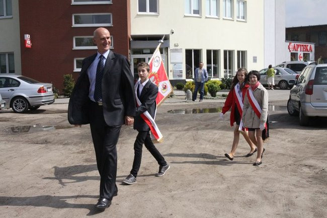 Młodzież pod pomnikiem (zdjęcia)