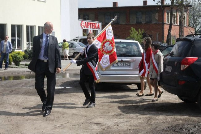 Młodzież pod pomnikiem (zdjęcia)