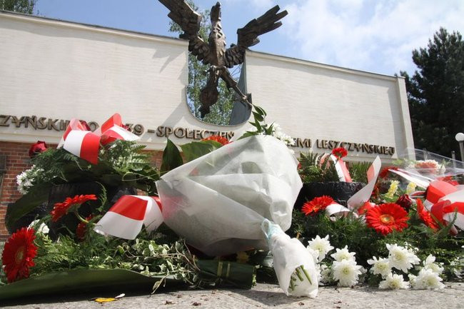 Młodzież pod pomnikiem (zdjęcia)