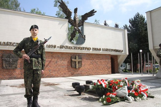 Młodzież pod pomnikiem (zdjęcia)