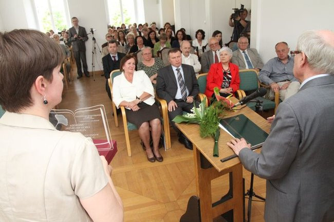 Liść miłorzębu wręczony (zdjęcia)