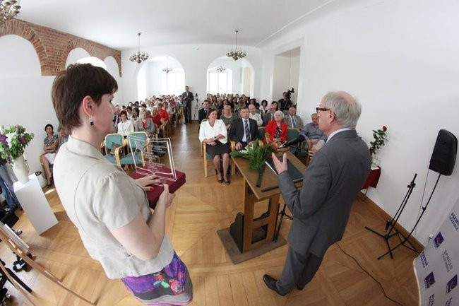 Liść miłorzębu wręczony (zdjęcia)