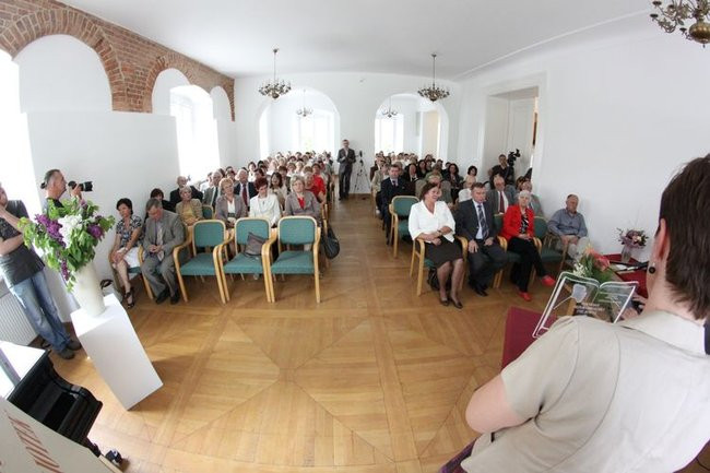 Liść miłorzębu wręczony (zdjęcia)