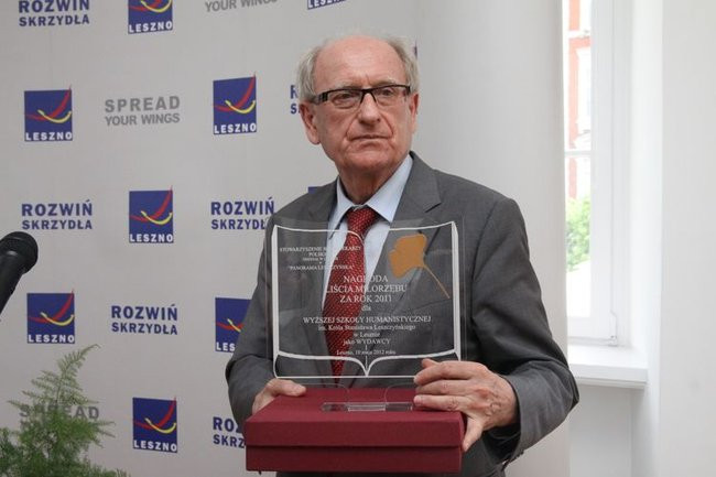 Liść miłorzębu wręczony (zdjęcia)