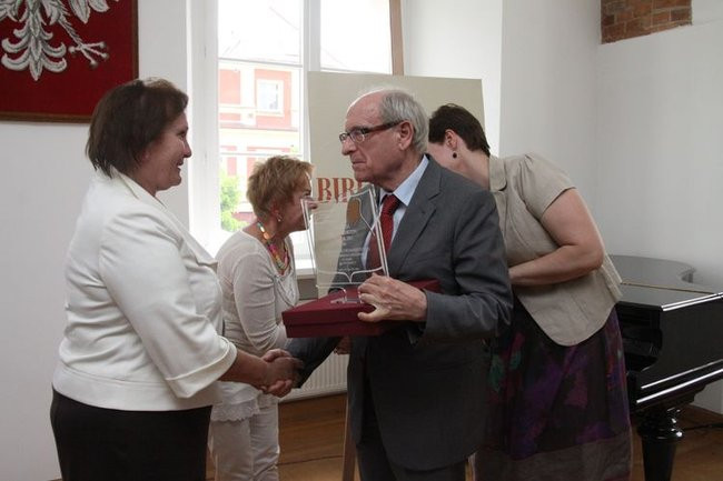 Liść miłorzębu wręczony (zdjęcia)