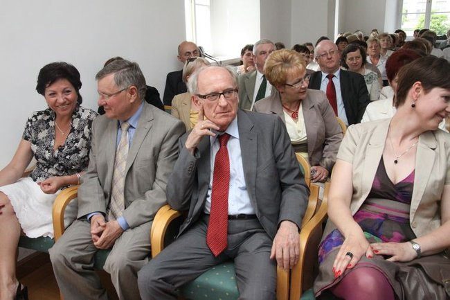 Liść miłorzębu wręczony (zdjęcia)