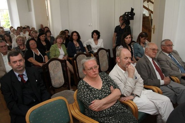 Liść miłorzębu wręczony (zdjęcia)