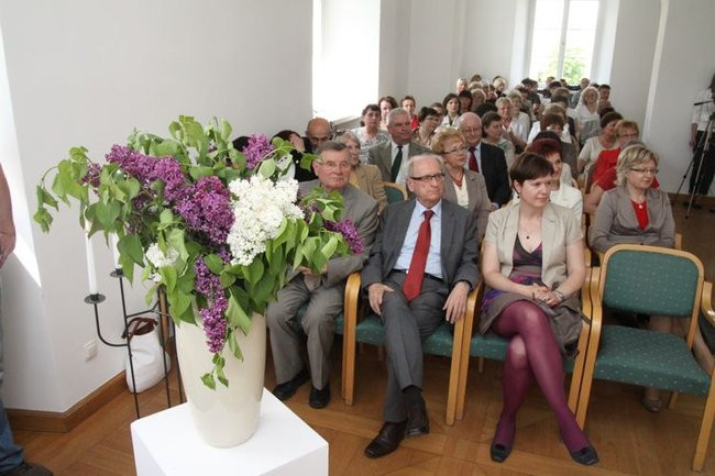 Liść miłorzębu wręczony (zdjęcia)