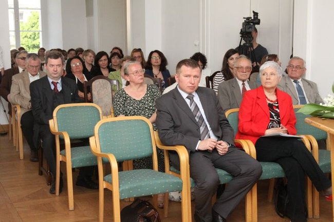 Liść miłorzębu wręczony (zdjęcia)