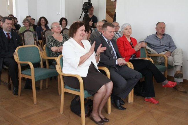 Liść miłorzębu wręczony (zdjęcia)