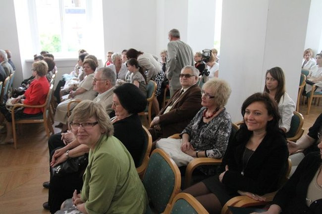 Liść miłorzębu wręczony (zdjęcia)