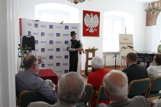 Liść miłorzębu wręczony (zdjęcia)