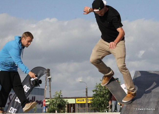 Na ziemi i w powietrzu (zdjęcia i filmy)