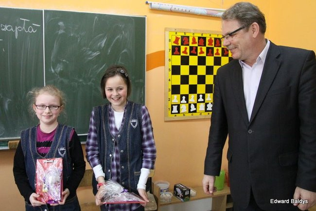 Uczniowie z Włoszakowic mają lekcje gry w szachy  (zdjęcia)