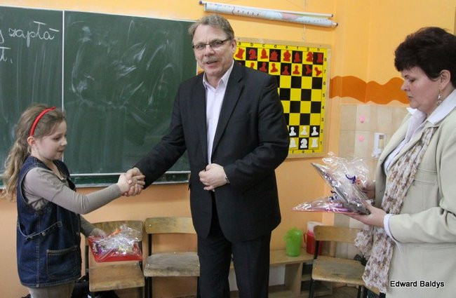 Uczniowie z Włoszakowic mają lekcje gry w szachy  (zdjęcia)