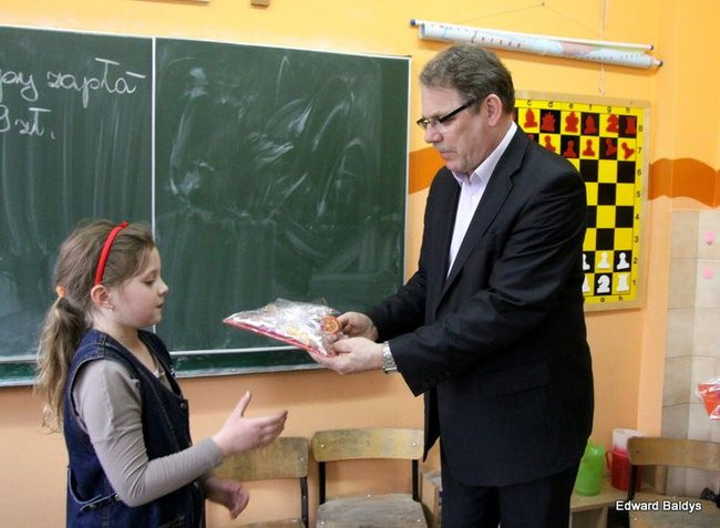 Uczniowie z Włoszakowic mają lekcje gry w szachy  (zdjęcia)