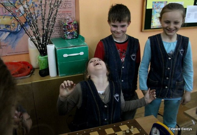 Uczniowie z Włoszakowic mają lekcje gry w szachy  (zdjęcia)