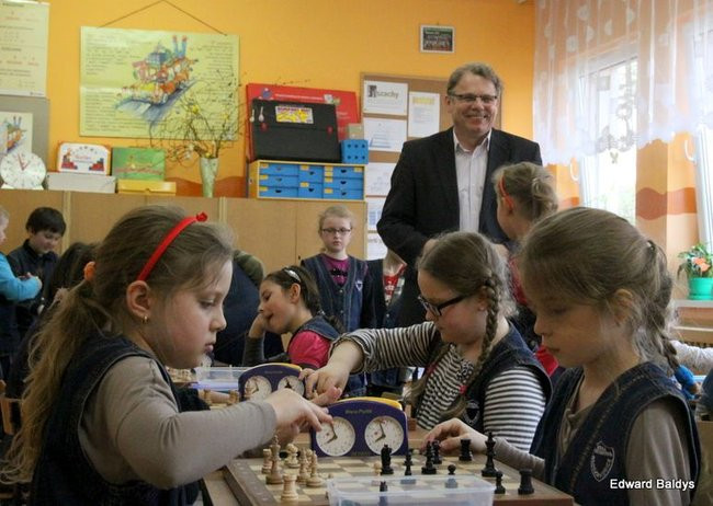 Uczniowie z Włoszakowic mają lekcje gry w szachy  (zdjęcia)