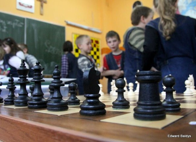 Uczniowie z Włoszakowic mają lekcje gry w szachy  (zdjęcia)
