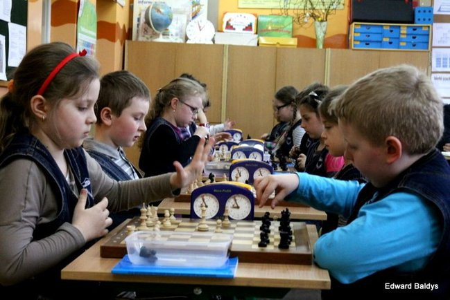 Uczniowie z Włoszakowic mają lekcje gry w szachy  (zdjęcia)