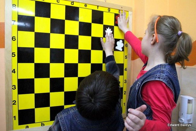 Uczniowie z Włoszakowic mają lekcje gry w szachy  (zdjęcia)