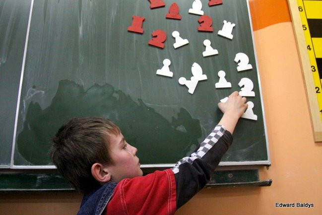 Uczniowie z Włoszakowic mają lekcje gry w szachy  (zdjęcia)