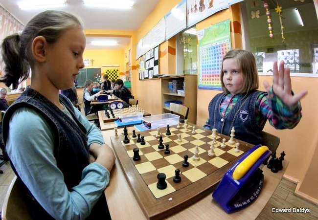 Uczniowie z Włoszakowic mają lekcje gry w szachy  (zdjęcia)