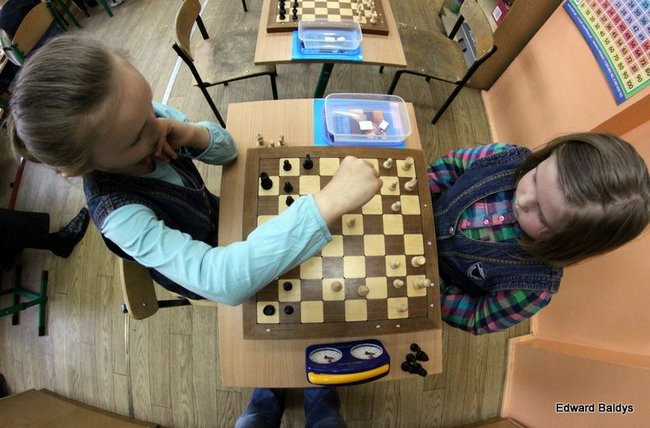 Uczniowie z Włoszakowic mają lekcje gry w szachy  (zdjęcia)