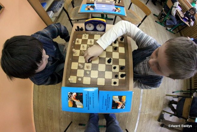 Uczniowie z Włoszakowic mają lekcje gry w szachy  (zdjęcia)