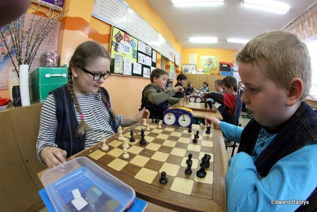 Uczniowie z Włoszakowic mają lekcje gry w szachy  (zdjęcia)
