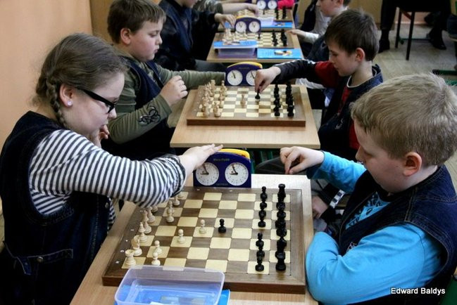 Uczniowie z Włoszakowic mają lekcje gry w szachy  (zdjęcia)