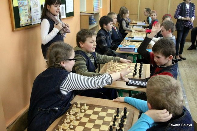 Uczniowie z Włoszakowic mają lekcje gry w szachy  (zdjęcia)