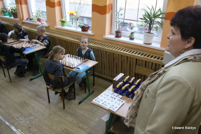 Uczniowie z Włoszakowic mają lekcje gry w szachy  (zdjęcia)