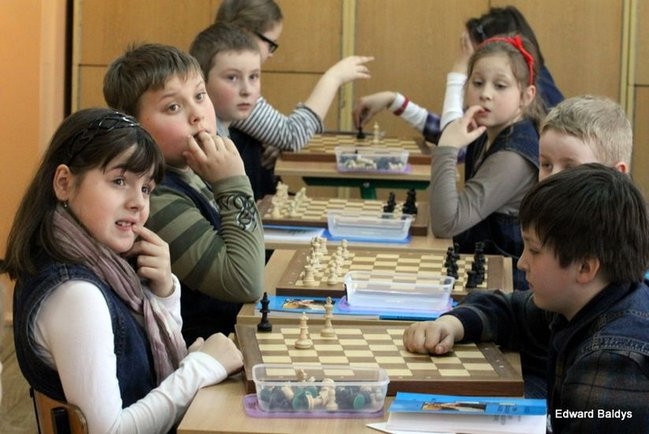 Uczniowie z Włoszakowic mają lekcje gry w szachy  (zdjęcia)