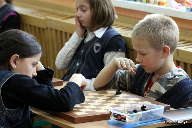 Uczniowie z Włoszakowic mają lekcje gry w szachy  (zdjęcia)