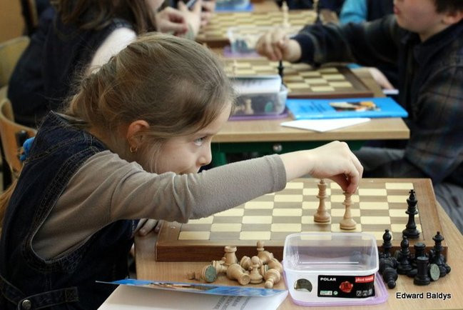 Uczniowie z Włoszakowic mają lekcje gry w szachy  (zdjęcia)