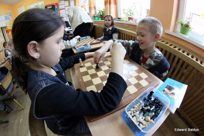 Uczniowie z Włoszakowic mają lekcje gry w szachy  (zdjęcia)