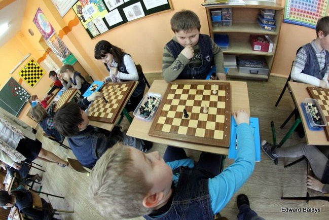 Uczniowie z Włoszakowic mają lekcje gry w szachy  (zdjęcia)