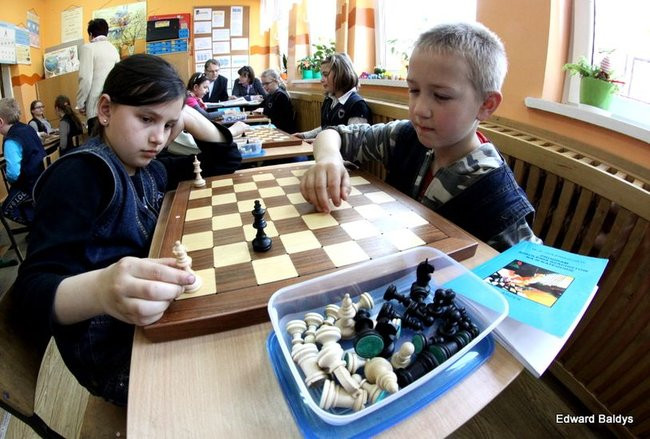Uczniowie z Włoszakowic mają lekcje gry w szachy  (zdjęcia)