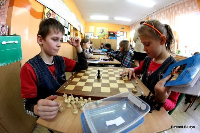 Uczniowie z Włoszakowic mają lekcje gry w szachy  (zdjęcia)