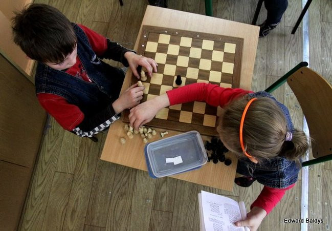 Uczniowie z Włoszakowic mają lekcje gry w szachy  (zdjęcia)